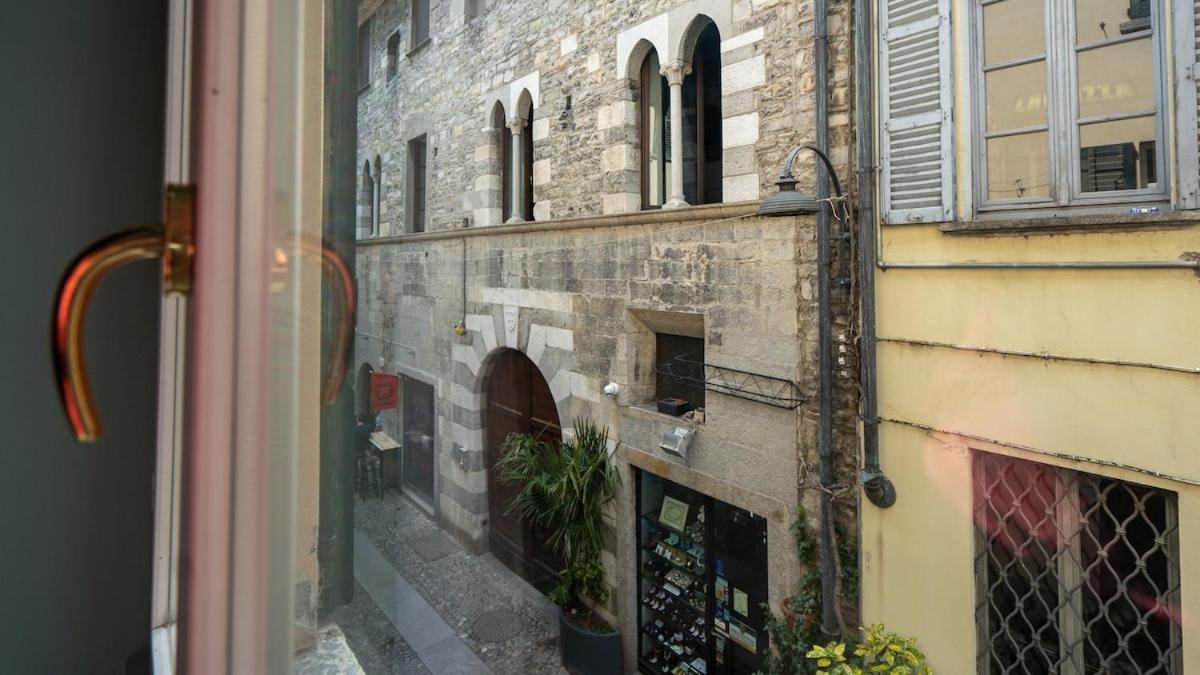 Alloggio Del 1400 Nel Cuore Del Centro Storico A 2 Min Dal Porto E Con 2 Bici Gratuite 코모 외부 사진